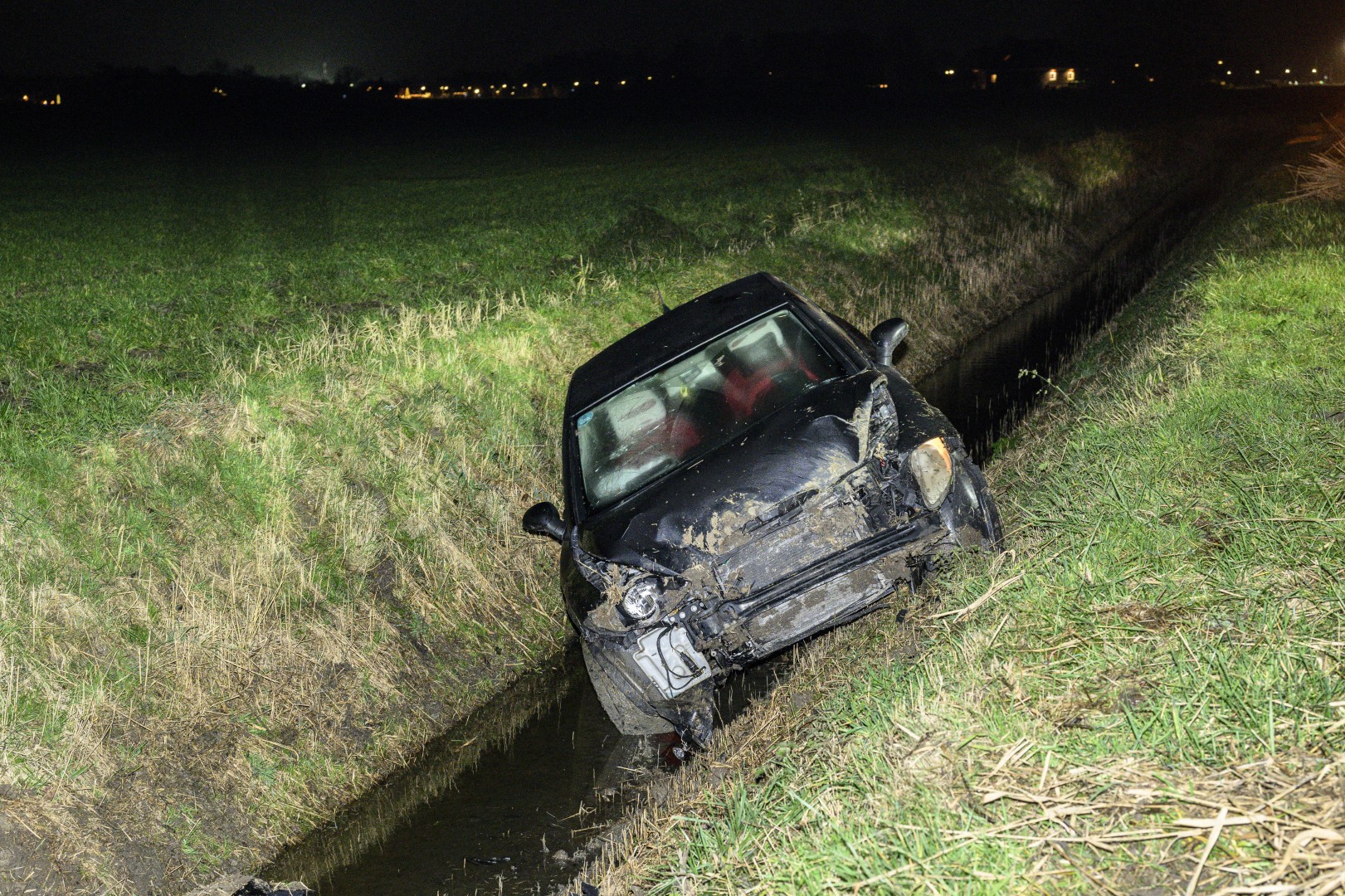 Automobilist raakt gewond wanneer auto in sloot belandt