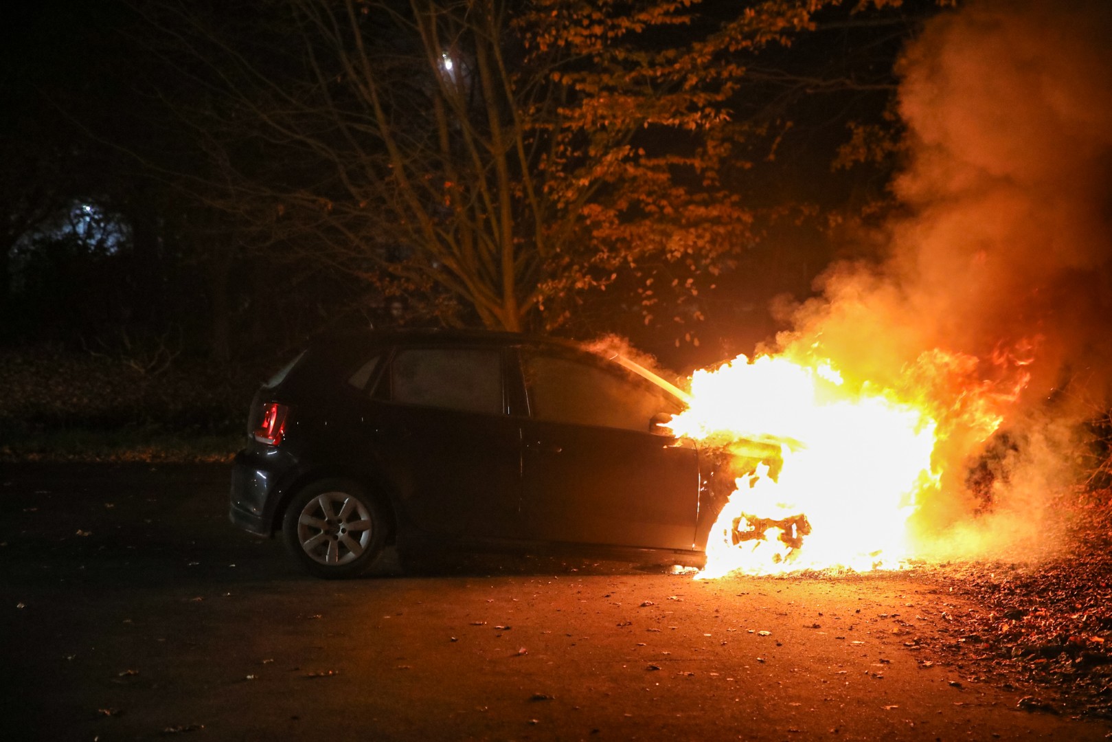 Auto vlam vat onder motorkap