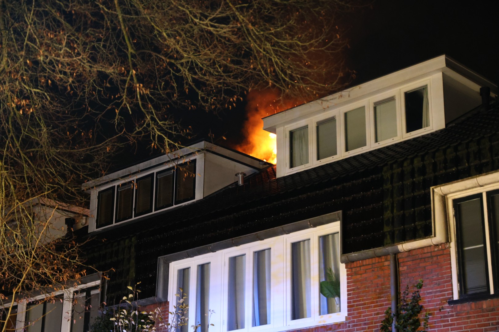 Uitslaande woningbrand, brandweer schaalt op naar middel brand