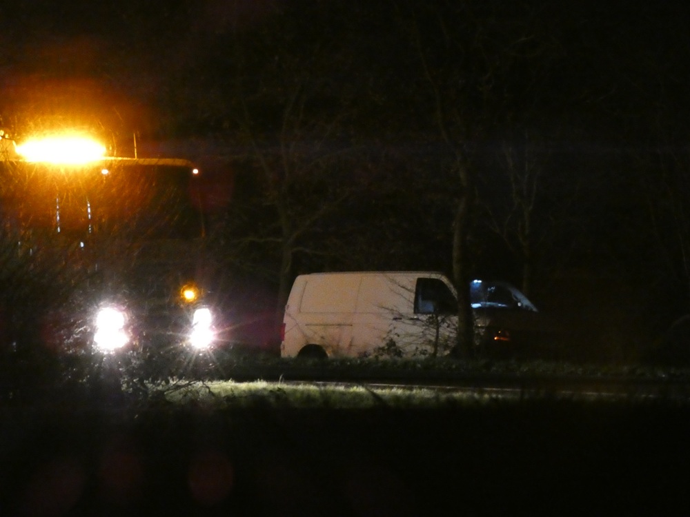 Busje raakt van A28 en belandt in bosjes