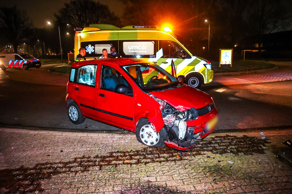 Auto botst tegen lantaarnpaal, inzittende gewond