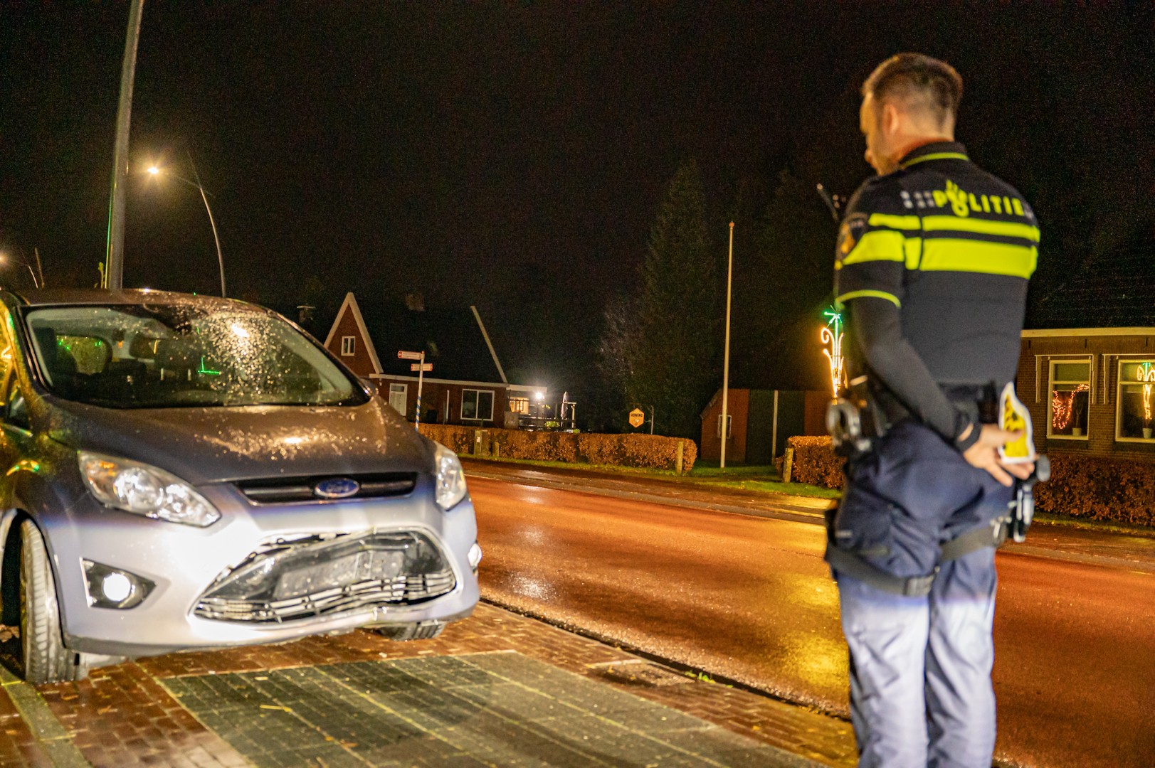 Oudere bestuurder rijdt verkeersbord omver bij oversteekplaats