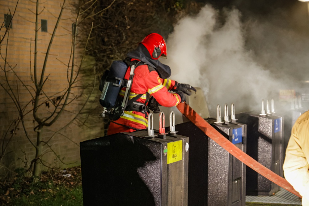 Ondergrondse papiercontainer vliegt in brand