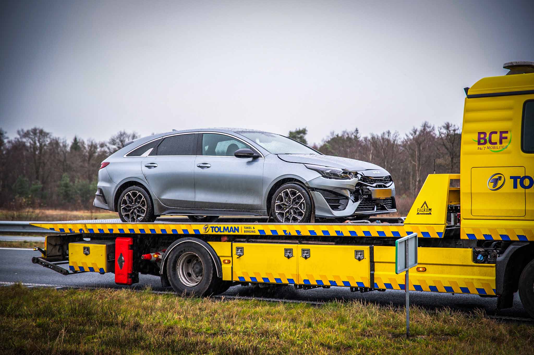 Kop-staartbotsing tussen twee auto’s