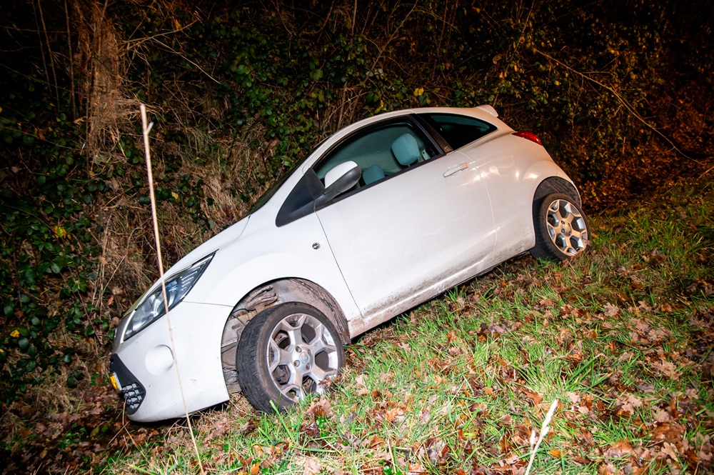 Auto belandt in sloot, bestuurster laat briefje achter