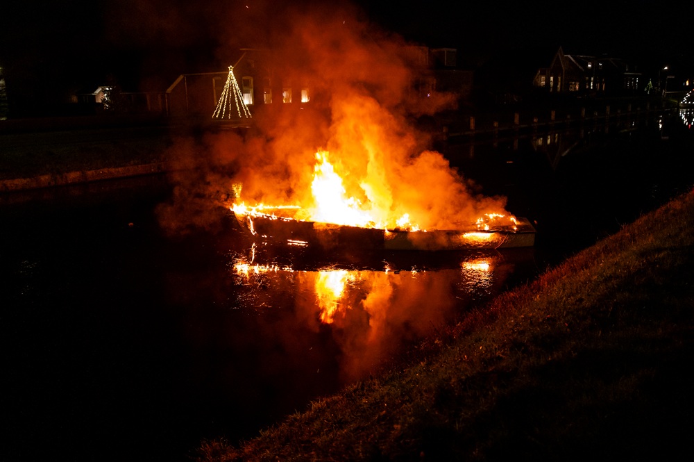 Boot in lichterlaaie, vermoedelijk brandstichting