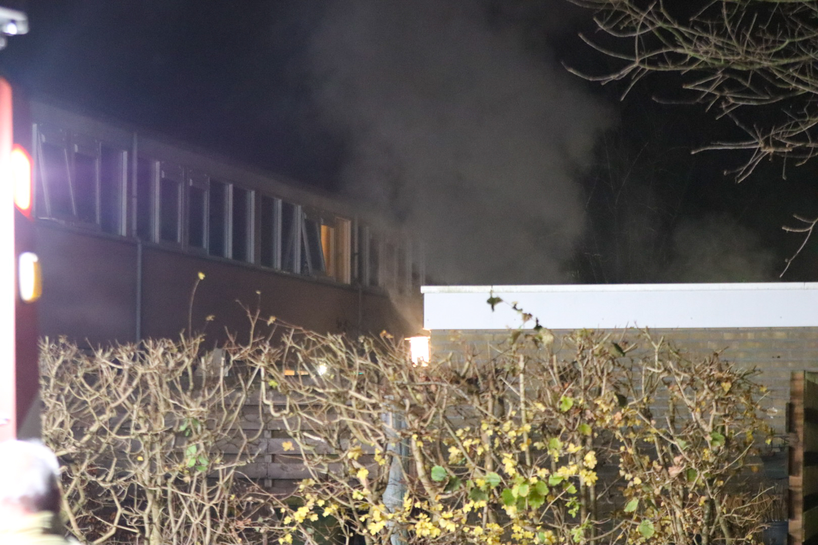 Schuurbrand zorgt voor flinke rook, brandweer voorkomt overslag naar woning