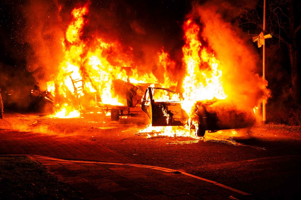 Twee auto’s en caravan in brand gestoken als traditie rond jaarwisseling