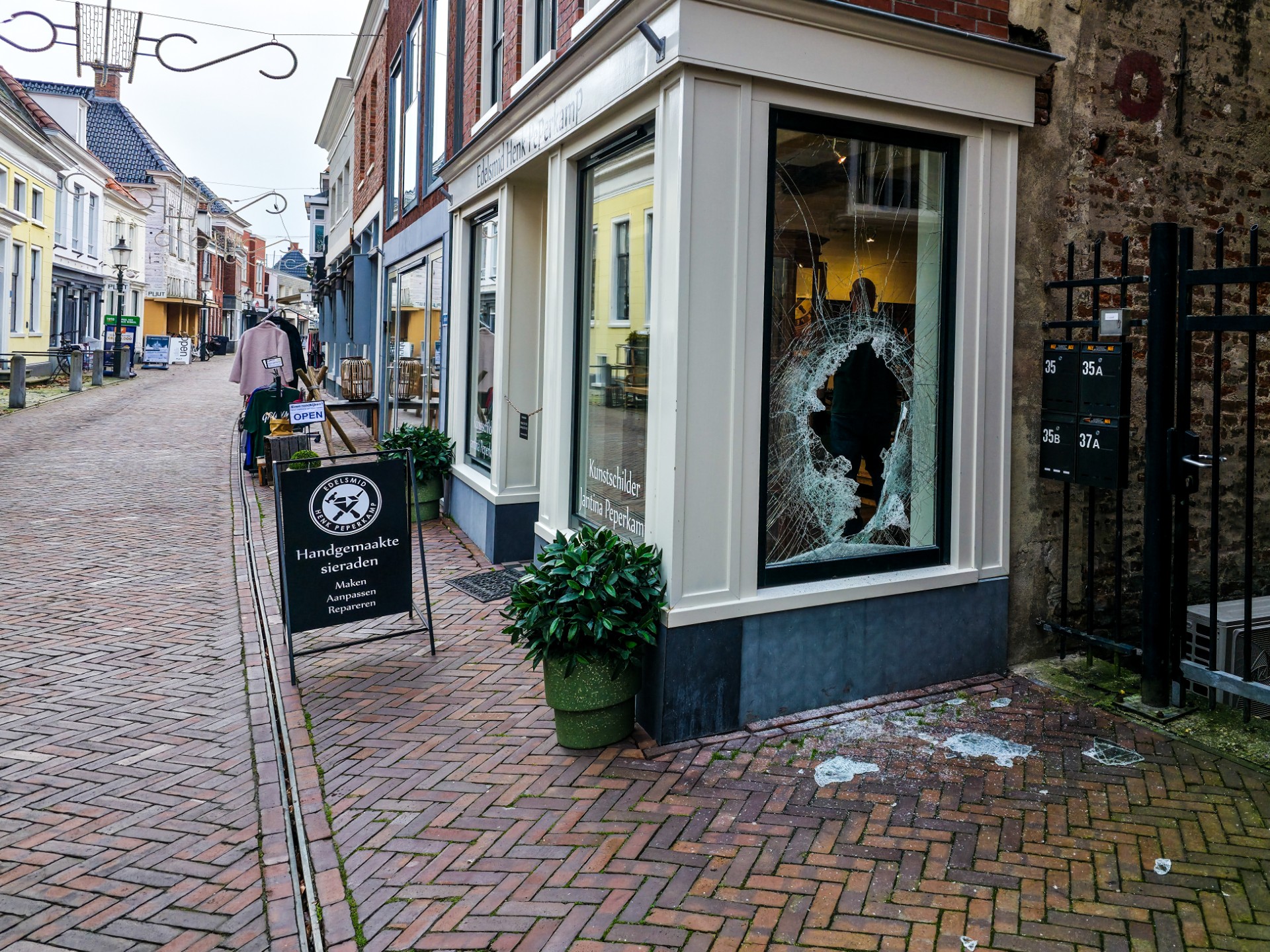 Sieraden buitgemaakt bij inbraak edelsmid