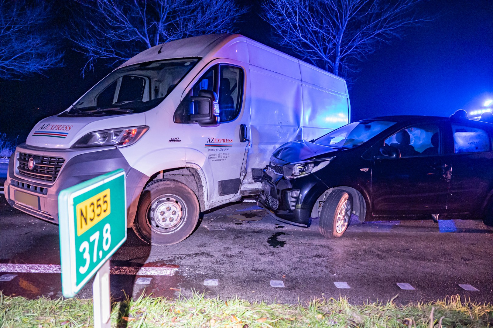 Auto botst op pakketbezorger
