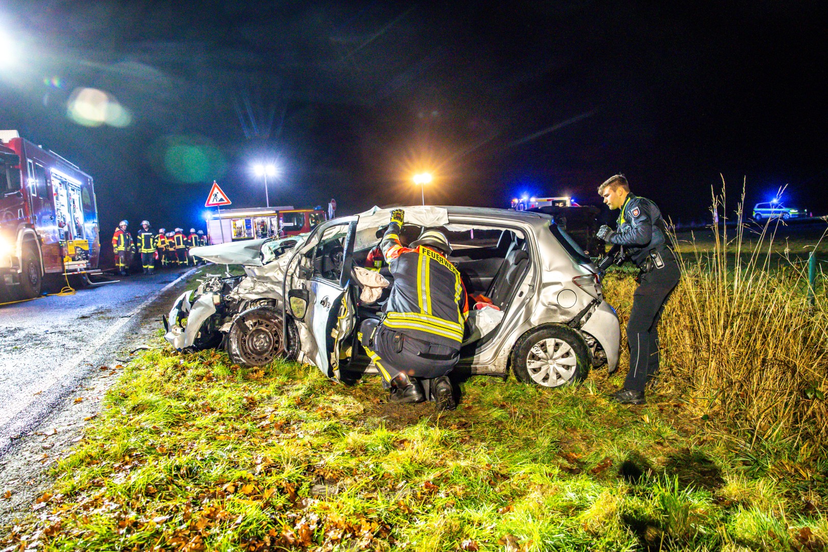 Vrouw zwaargewond na botsing op kruising