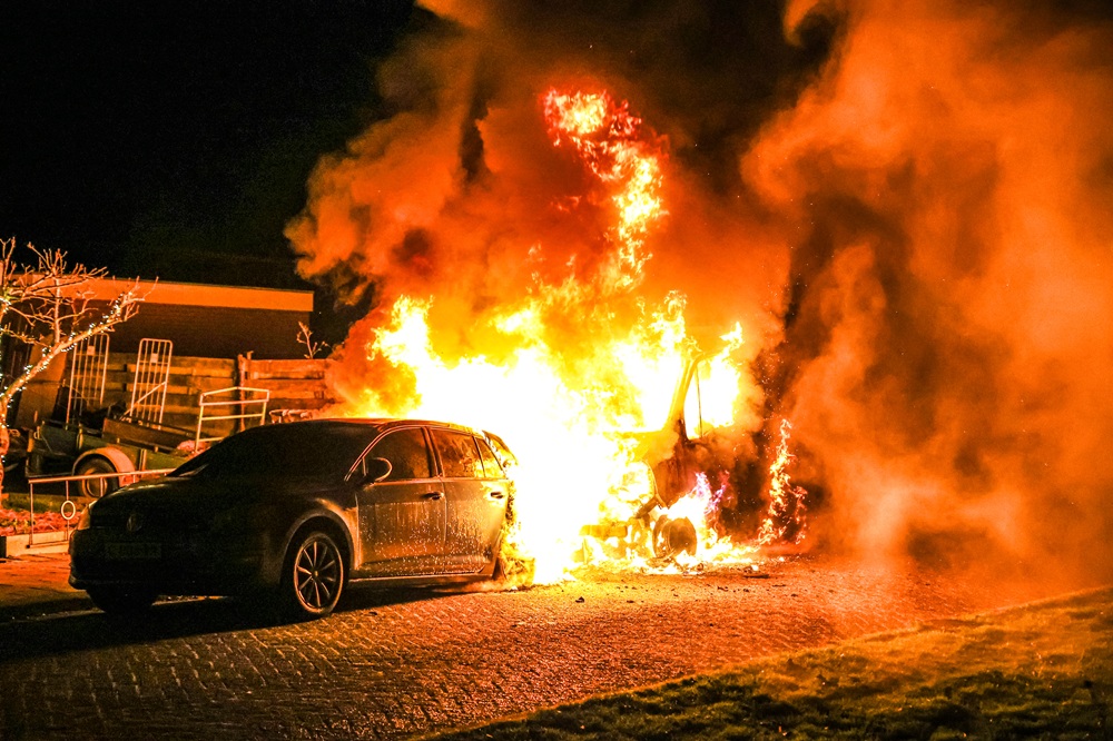 Bestelbus en auto gaan in vlammen op