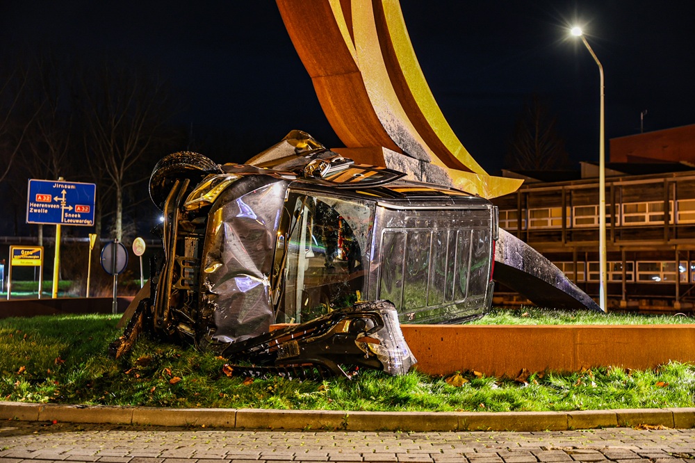 Bestelbus crasht op rotonde, bestuurder gewond