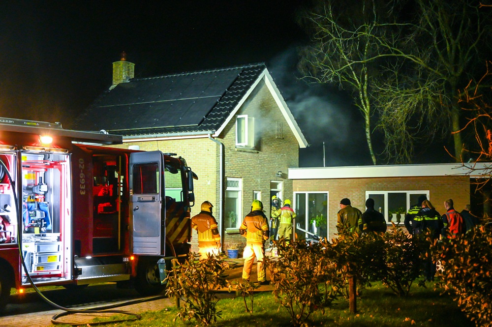 Brand in meterkast slaat over naar bovenverdieping