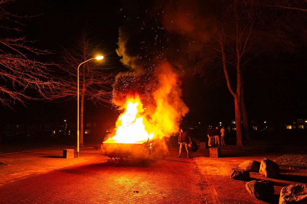 Metershoge vlammen door brandende vouwwagen