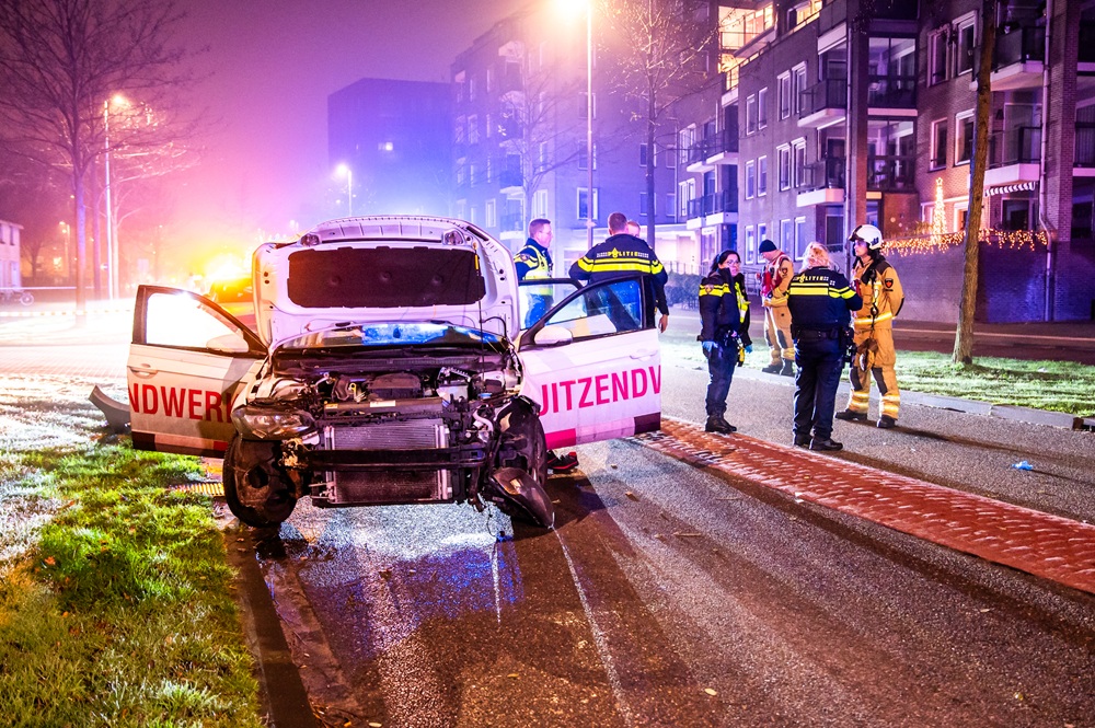 Auto botst tegen boom, twee inzittenden ernstig gewond