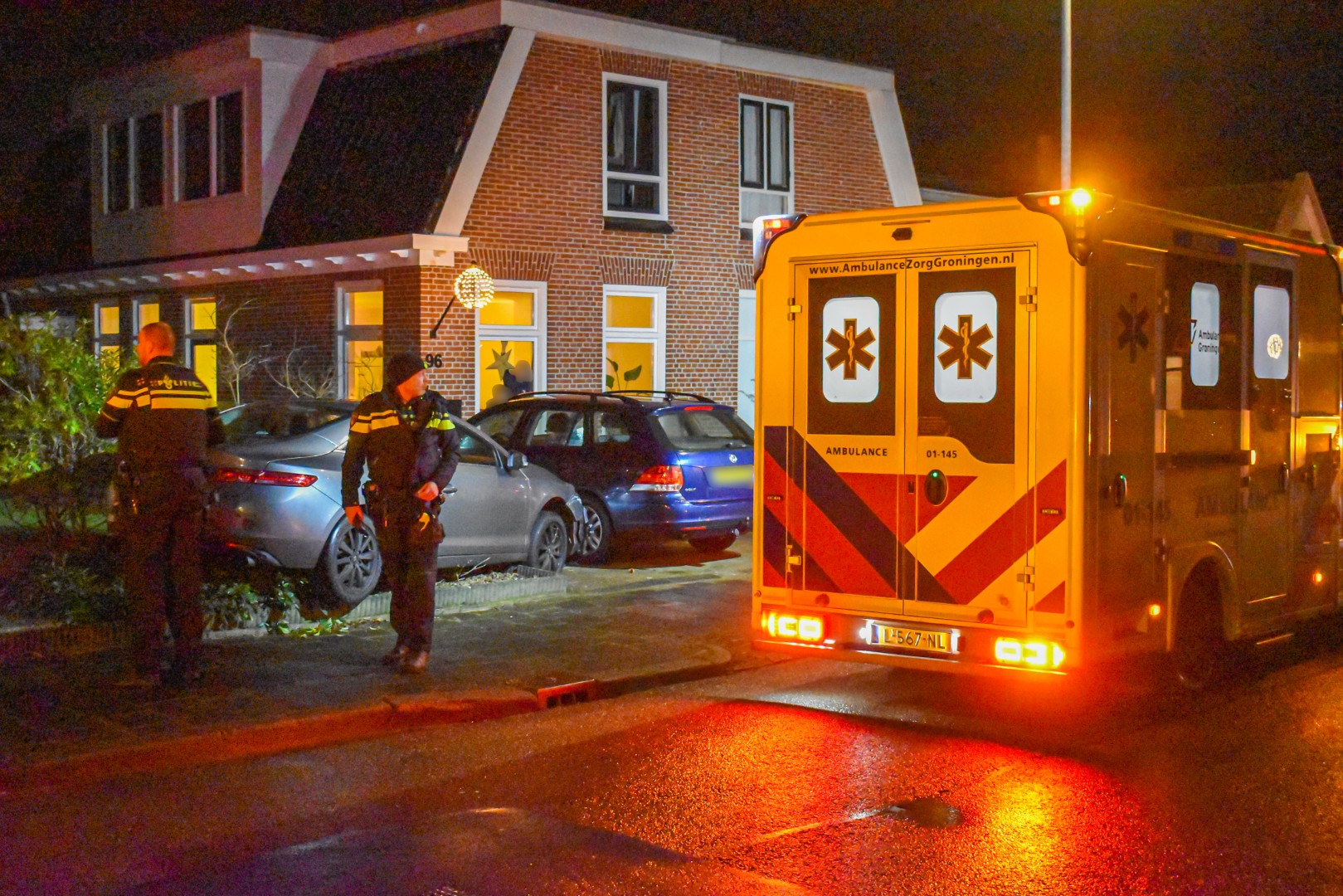 Automobilist botst op geparkeerde auto en belandt in tuin