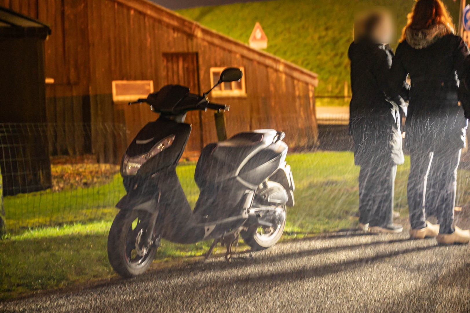 Scooterrijder aangereden door auto op kruising