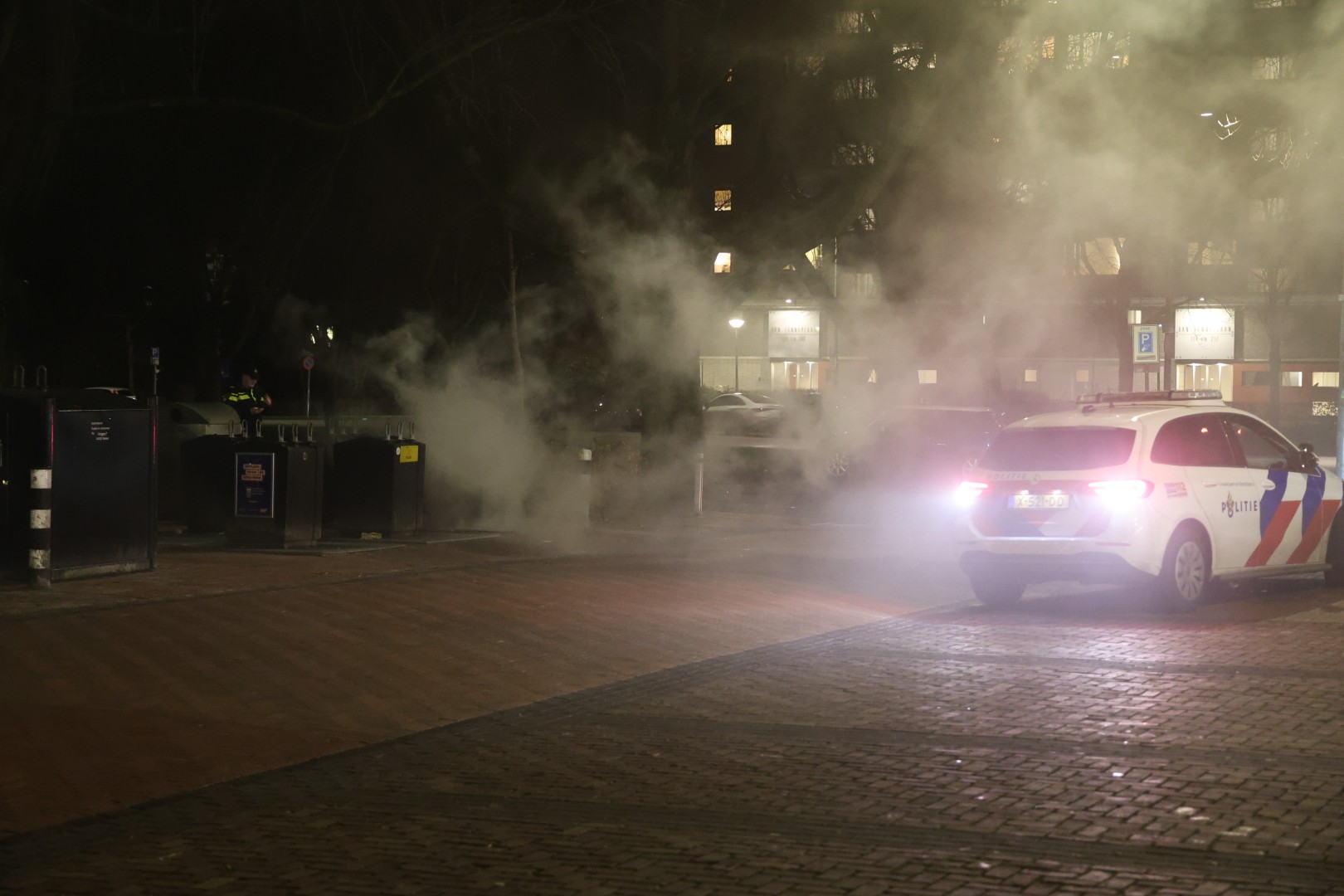 Brand in ondergrondse container, straat tijdelijk afgesloten door rookontwikkeling