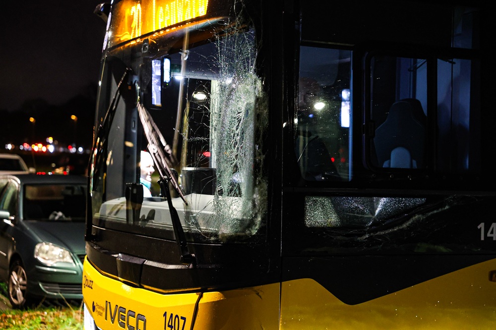 Lijnbus en vrachtwagen komen in botsing op rotonde