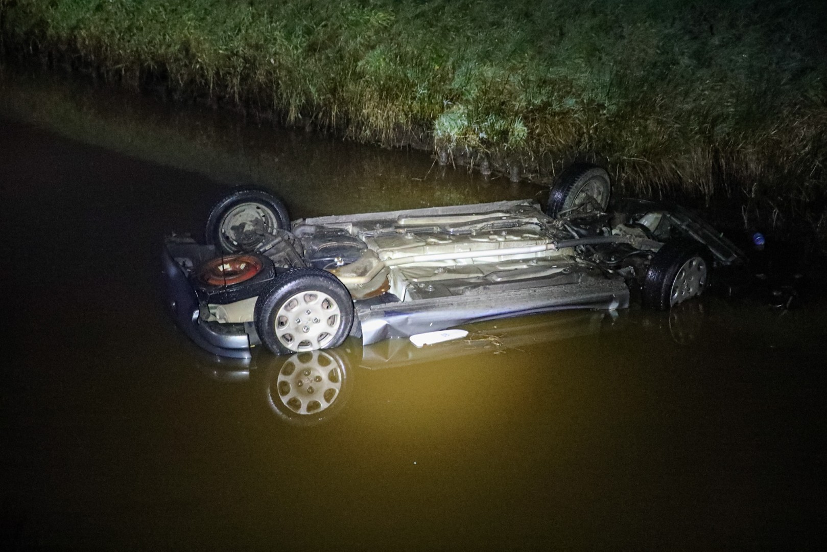 Auto belandt op kop in sloot