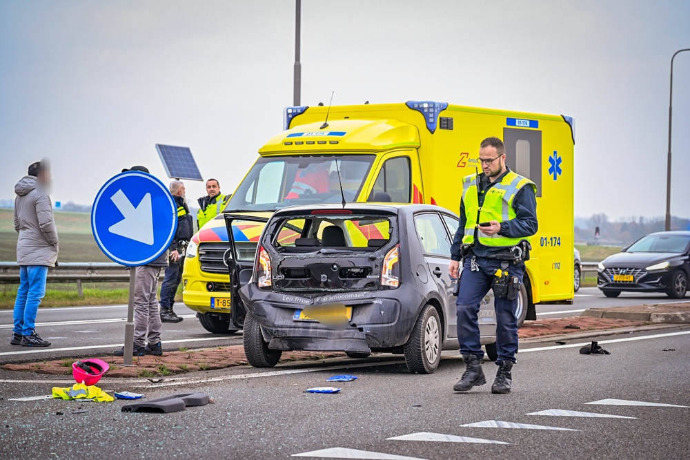 Veel schade door botsing tussen auto’s en vrachtwagen