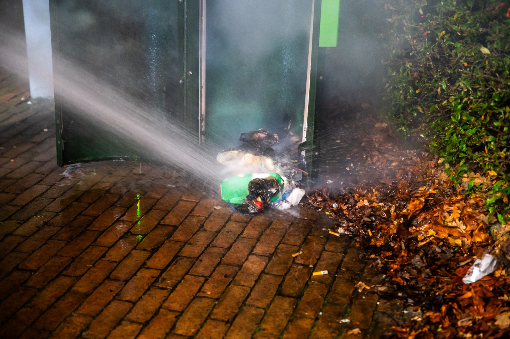 Brandweer rukt uit voor containerbrand bij winkelstraat