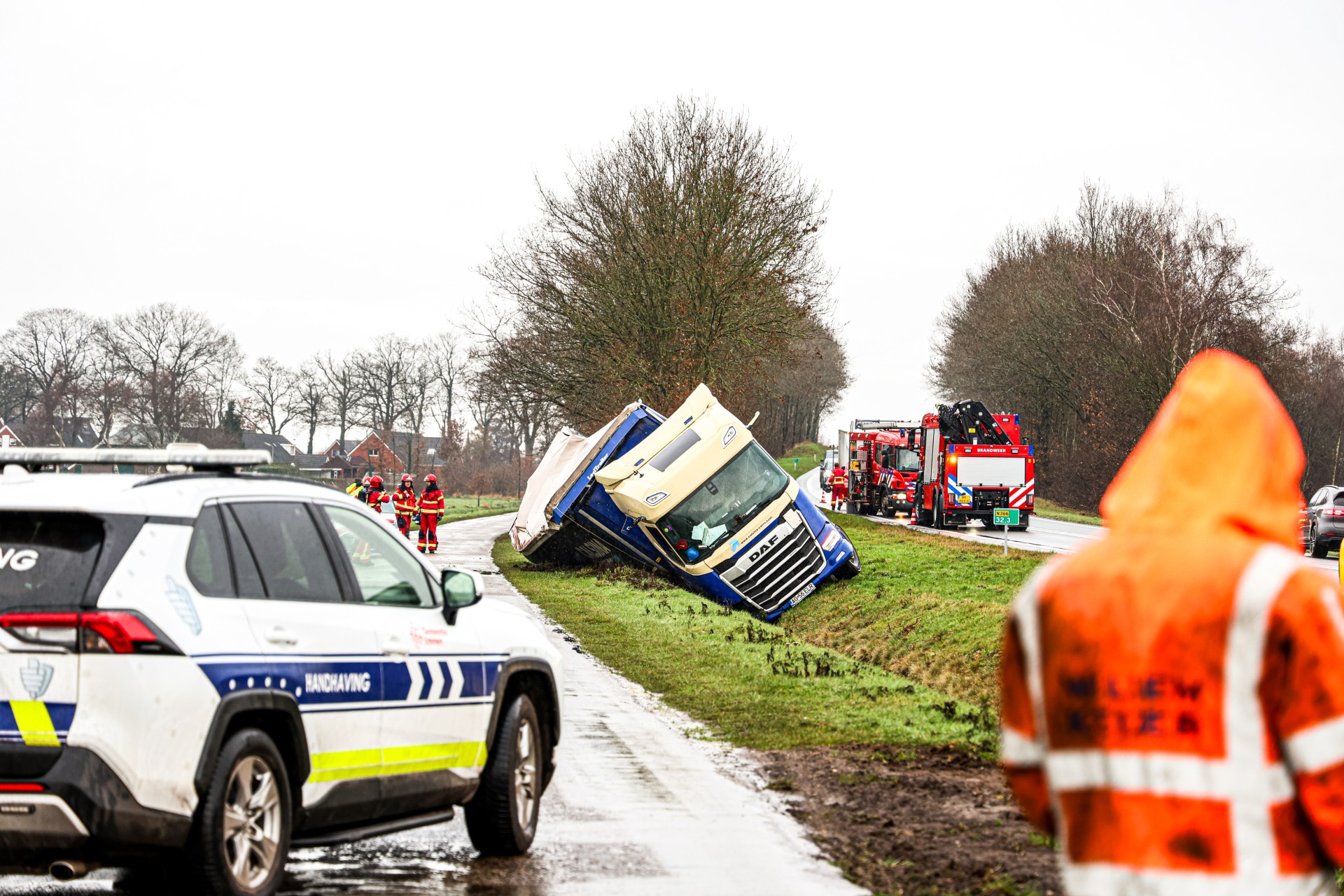 UPDATE: Vrachtwagen raakt van de weg en kantelt in greppel