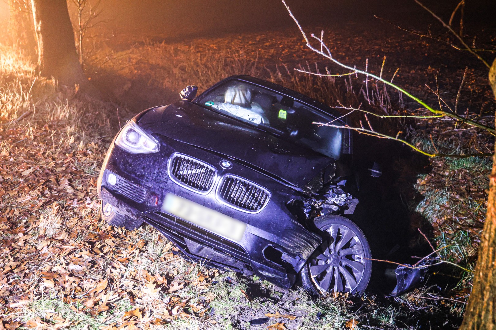 Auto vliegt door gladheid van de weg