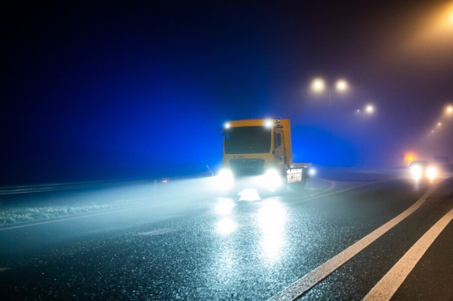 Auto botst tegen vangrail op rotonde door mist en gladheid