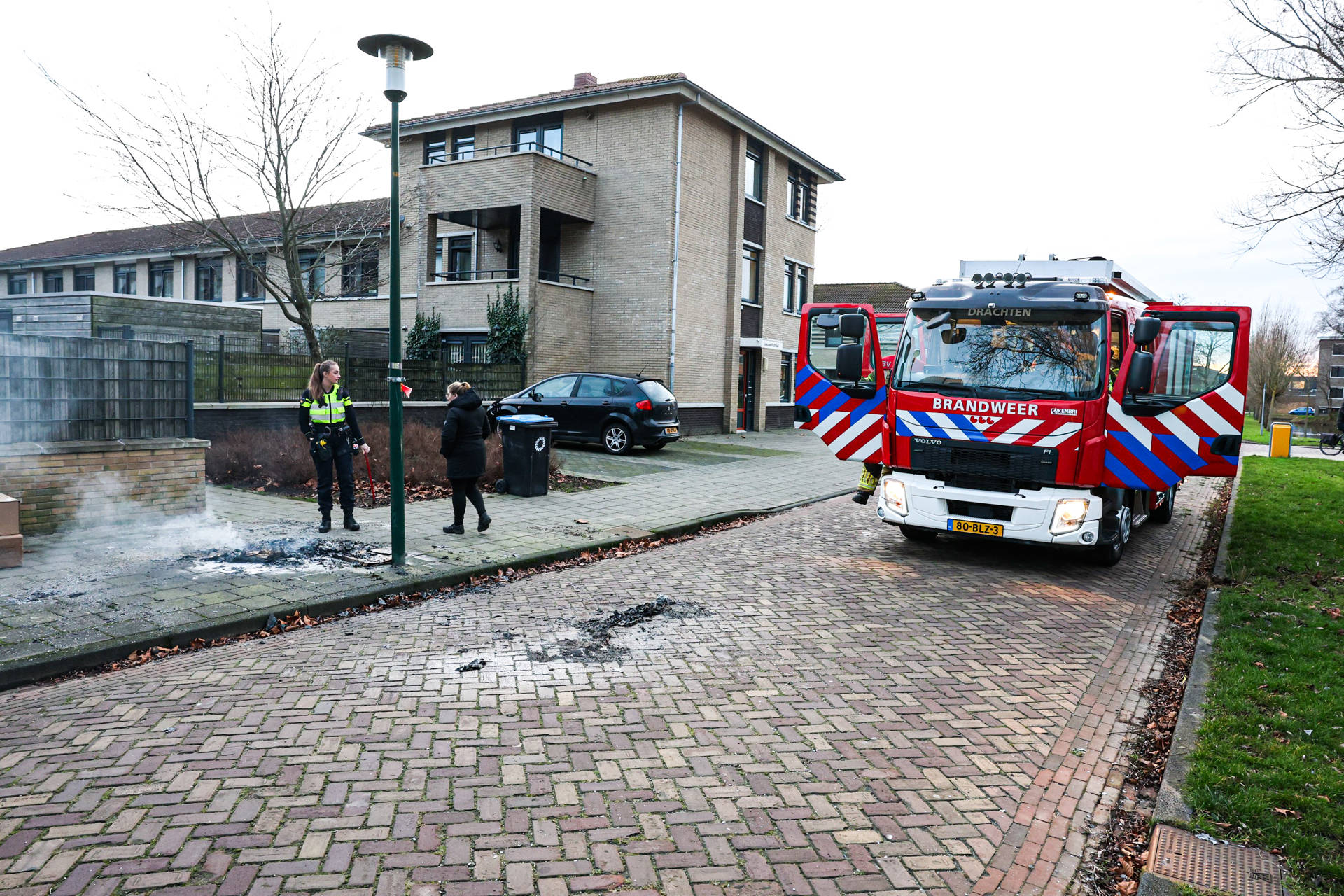 Politie blust brandend papier