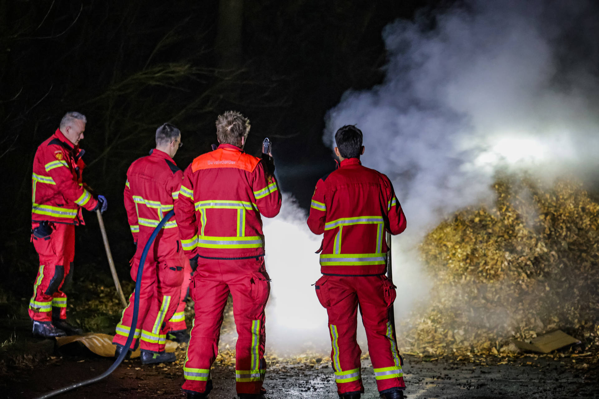 Smeulende hoop snoeiafval zorgt voor rookontwikkeling