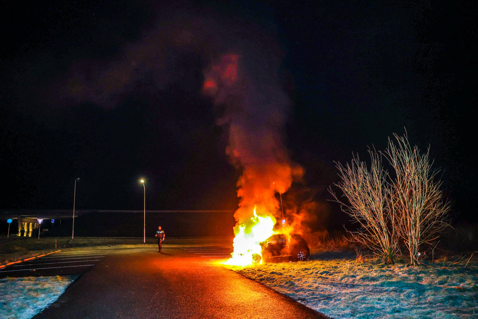 Auto volledig uitgebrand op carpoolplaats, politie onderzoekt brandstichting