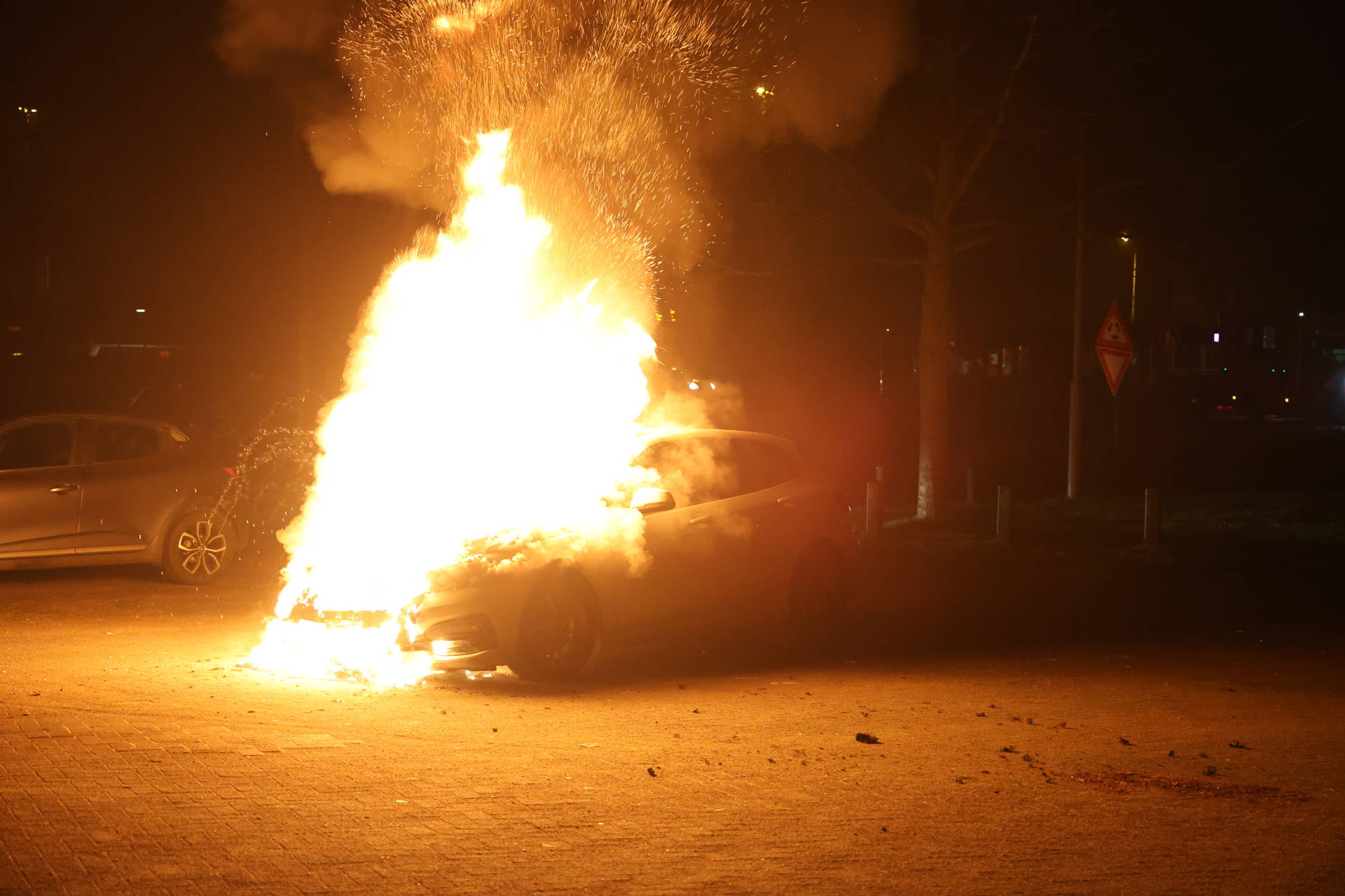 Auto brandt volledig uit op parkeerplaats, brandstichting niet uitgesloten