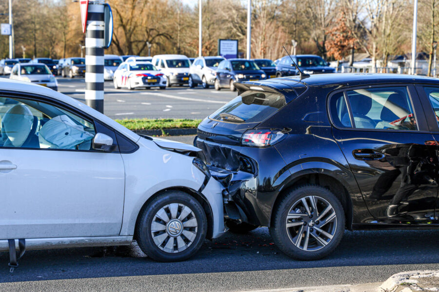 Vier auto’s betrokken bij kettingbotsing op kruispunt