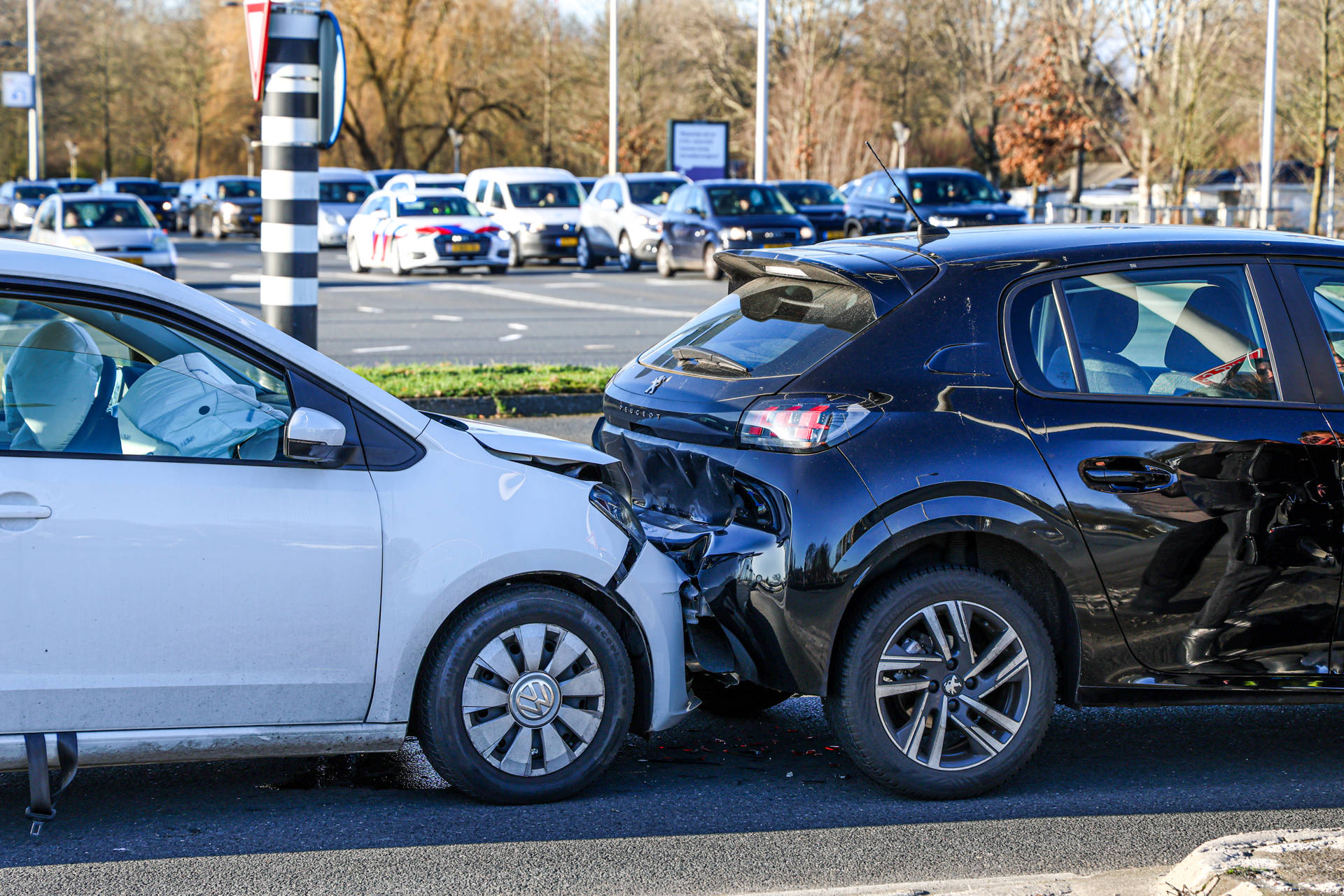 Vier auto’s betrokken bij kettingbotsing op kruispunt