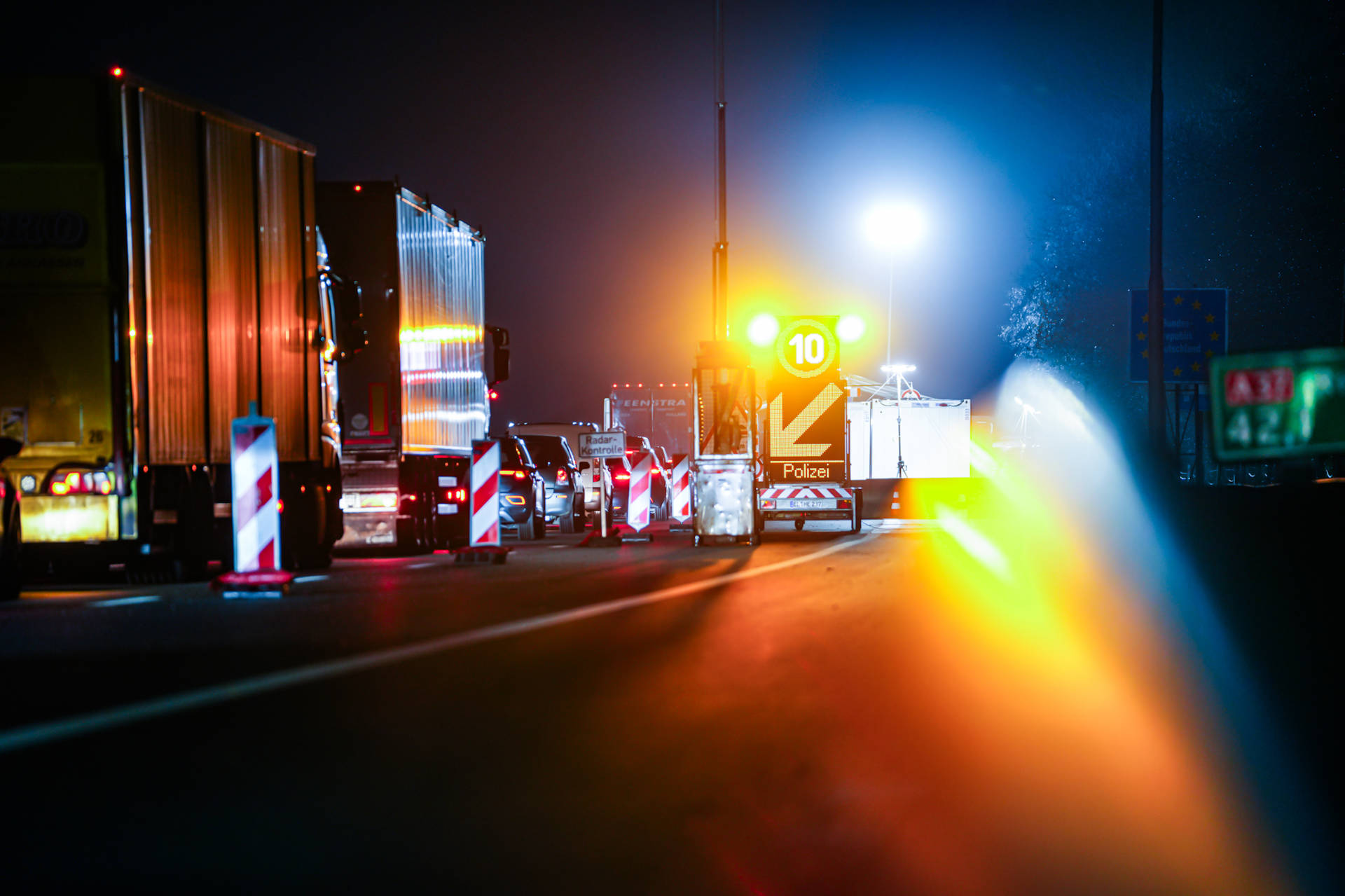 Kilometerslange file op snelweg door vuurwerktoerisme richting Duitsland