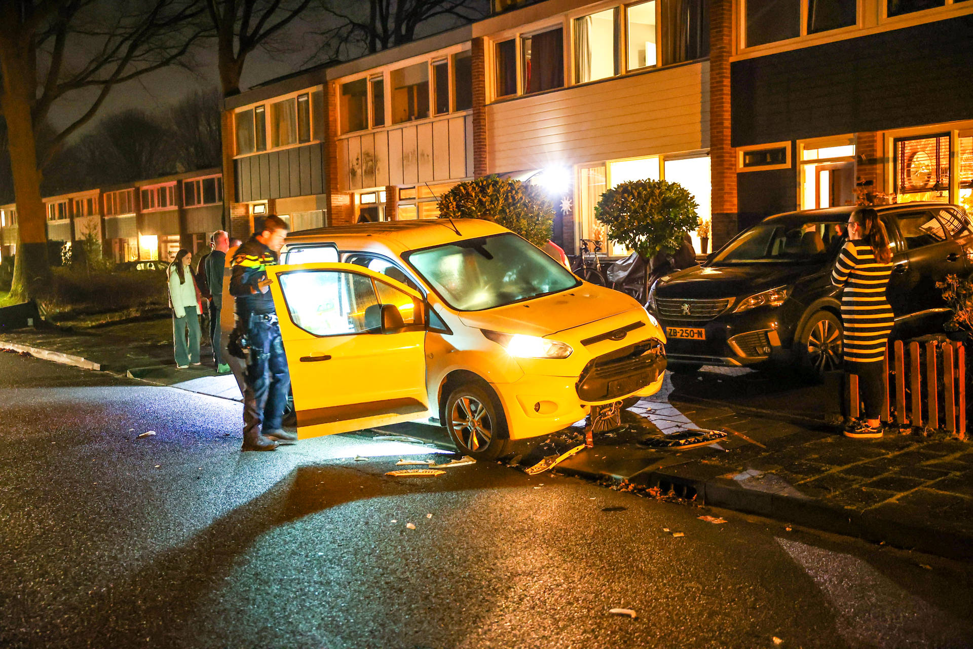 Bestelbus botst tegen lantaarnpaal, bestuurder vlucht te voet