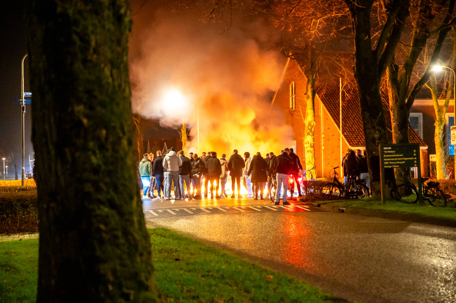 Sloopauto in brand gezet met groep jongeren op kruising
