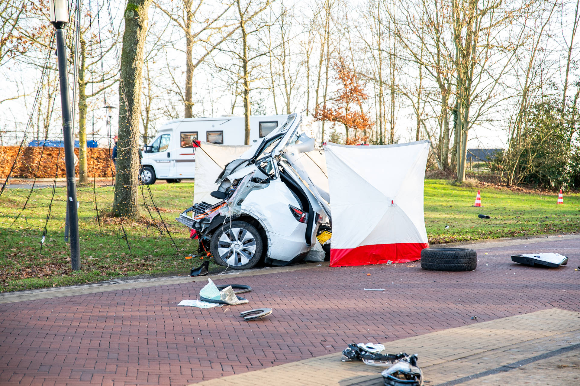 Tesla in twee na ernstig ongeval in woonwijk