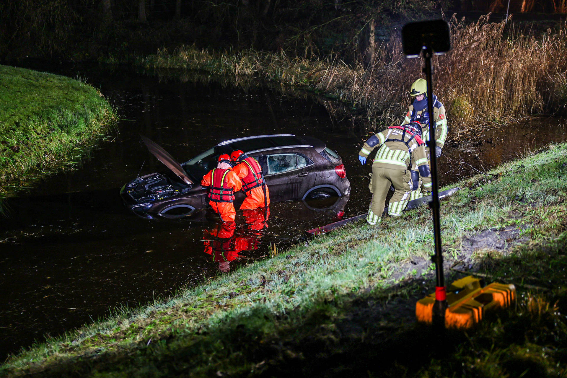 Man uit te water geraakte auto gered