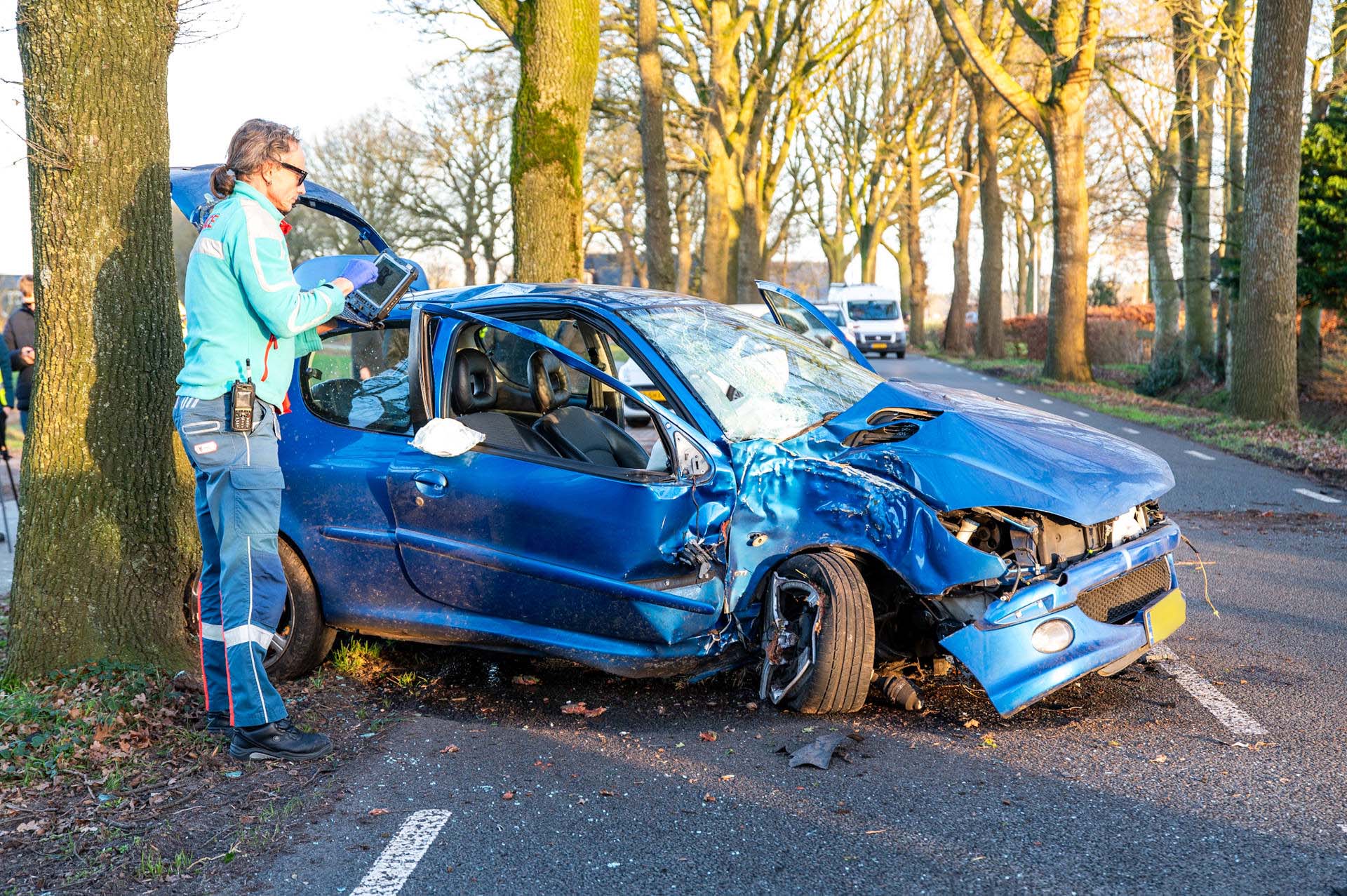 Automobilist crasht tegen boom