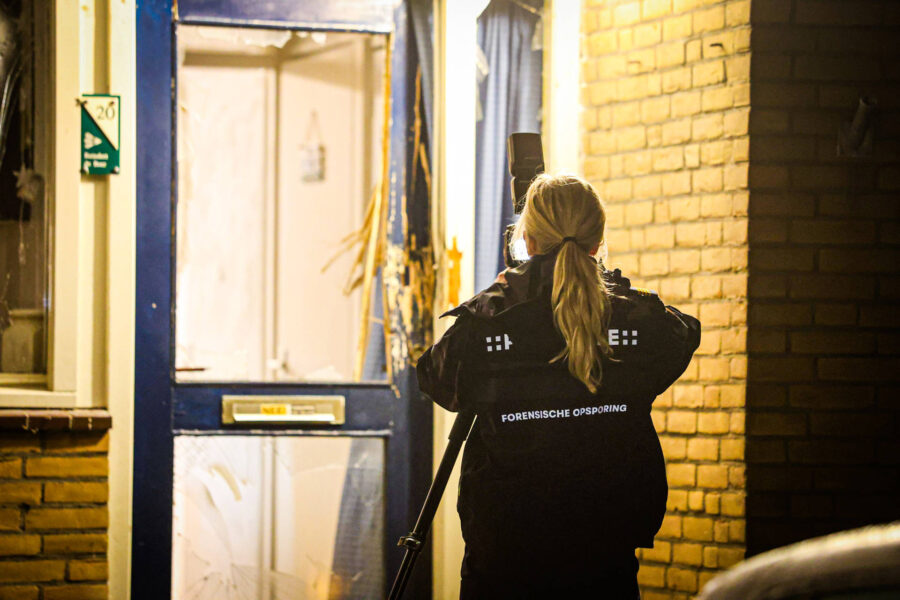 Explosie bij woning blaast voordeur en ramen eruit