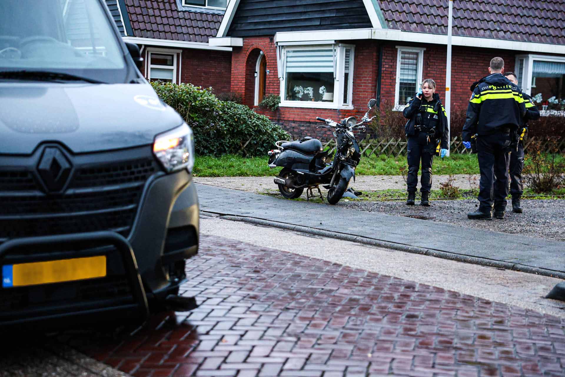 Scooterrijder gewond na botsing met bakwagen