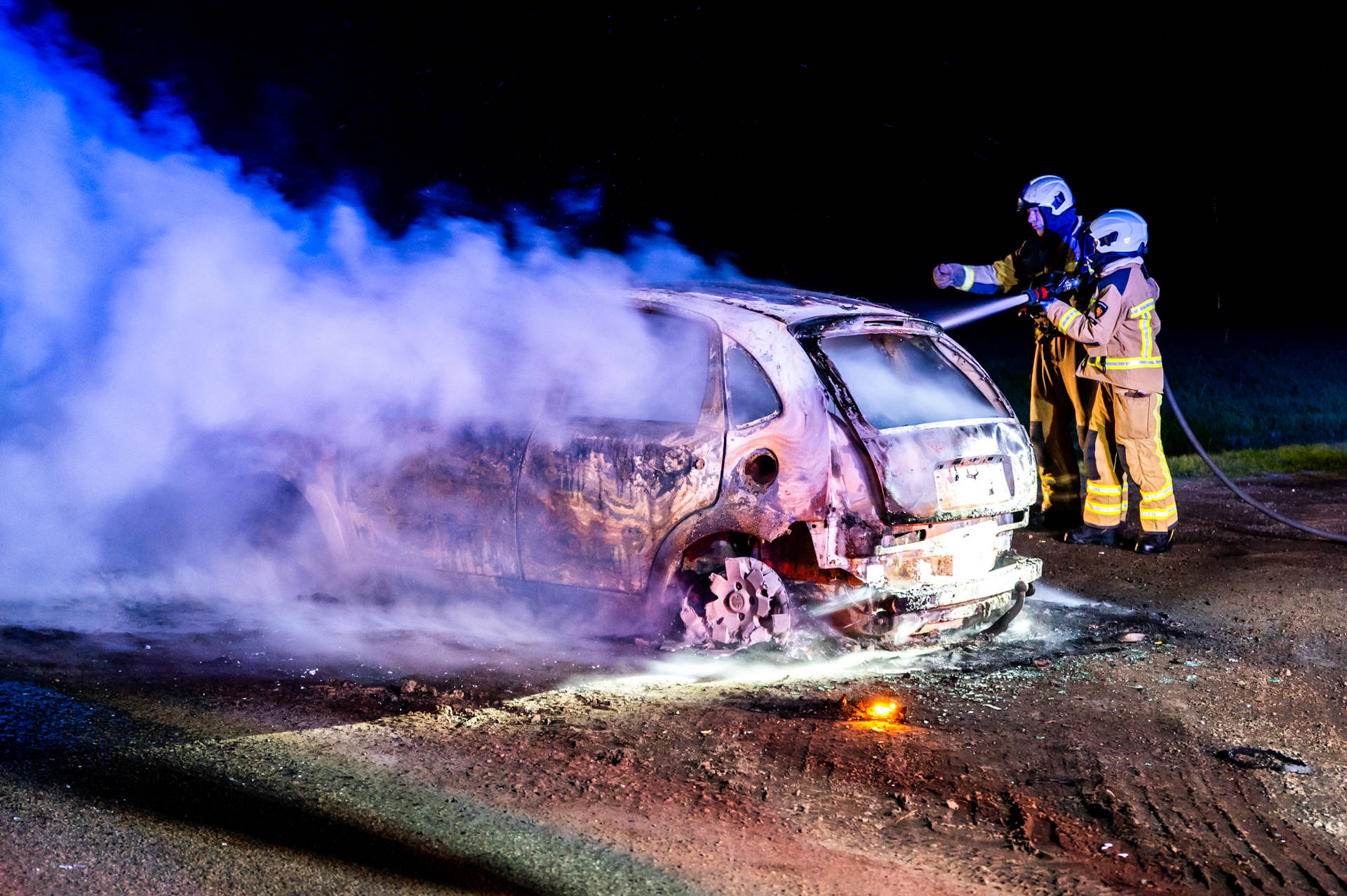 Auto volledig uitgebrand midden op kruispunt