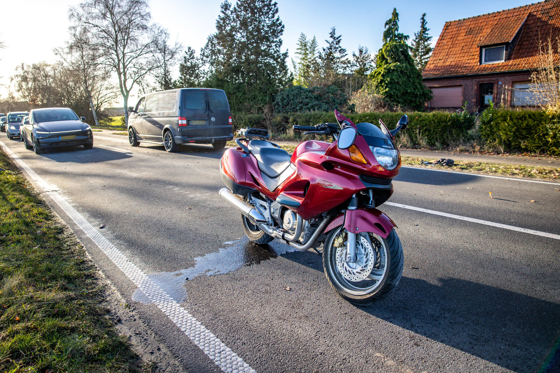 Motorrijder zwaargewond na aanrijding door bestelbus