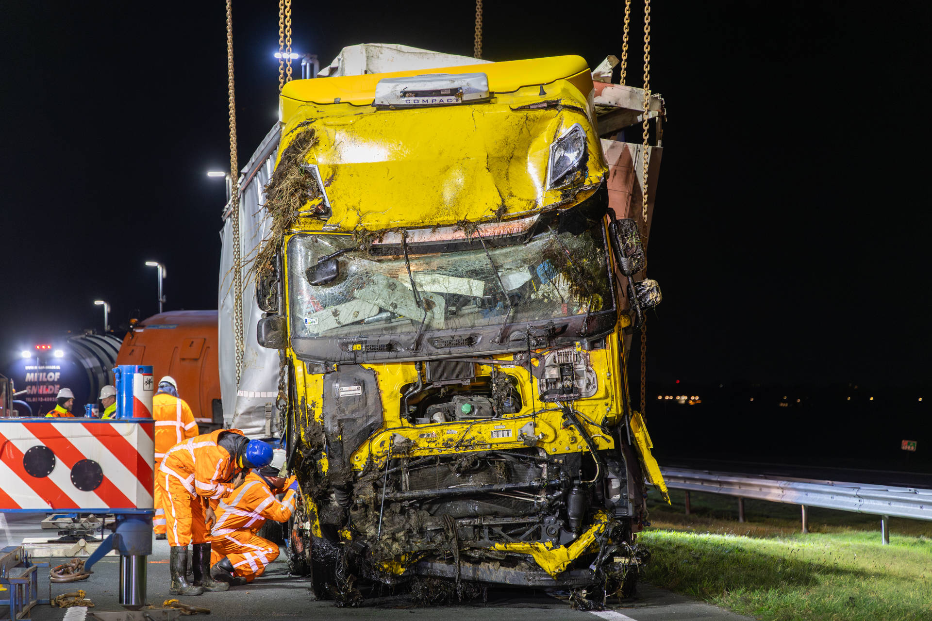 VIDEO | Spectaculaire bergingsoperatie nadat vrachtwagen crasht in sloot
