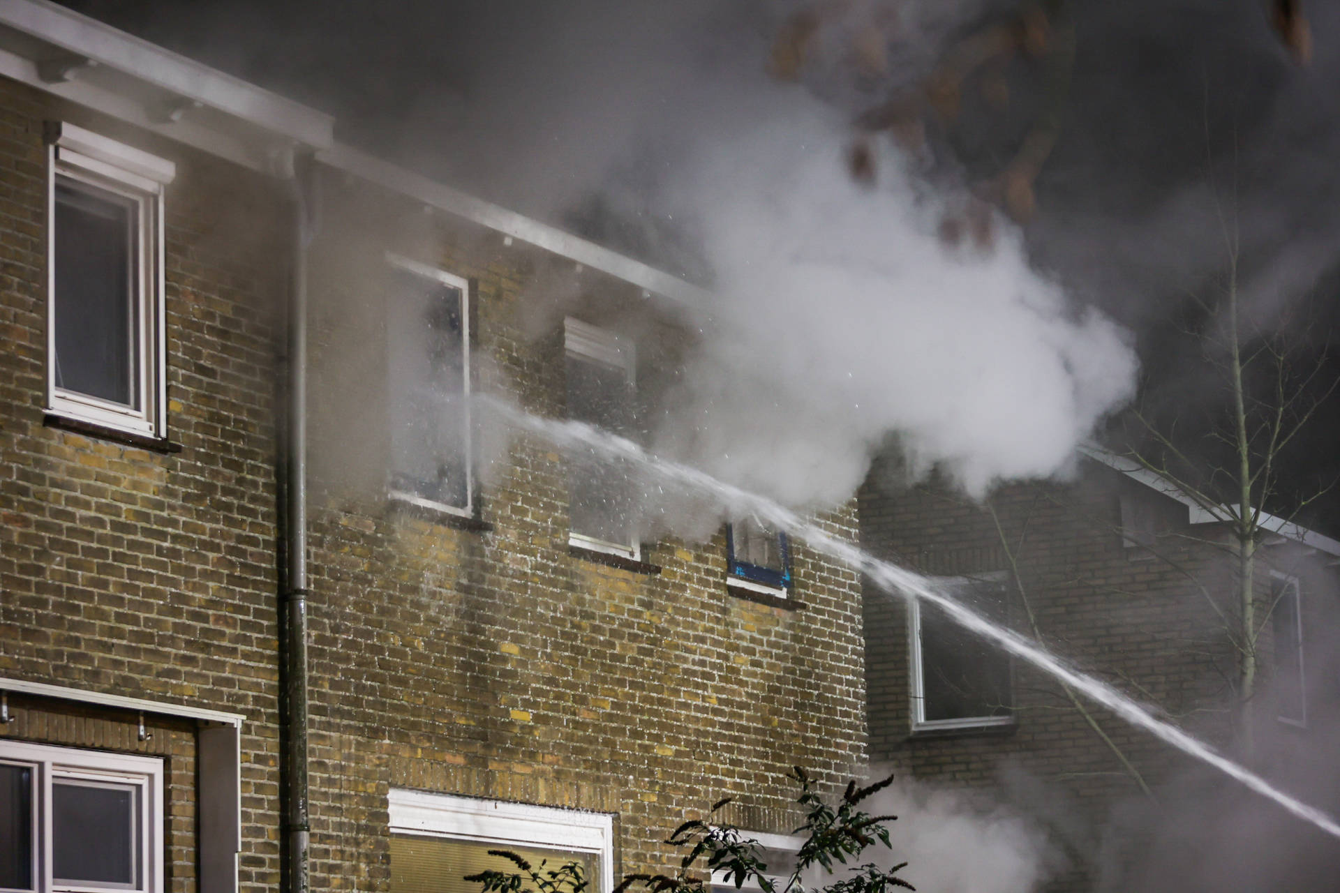 Grote woningbrand, bewoner nog niet aangetroffen