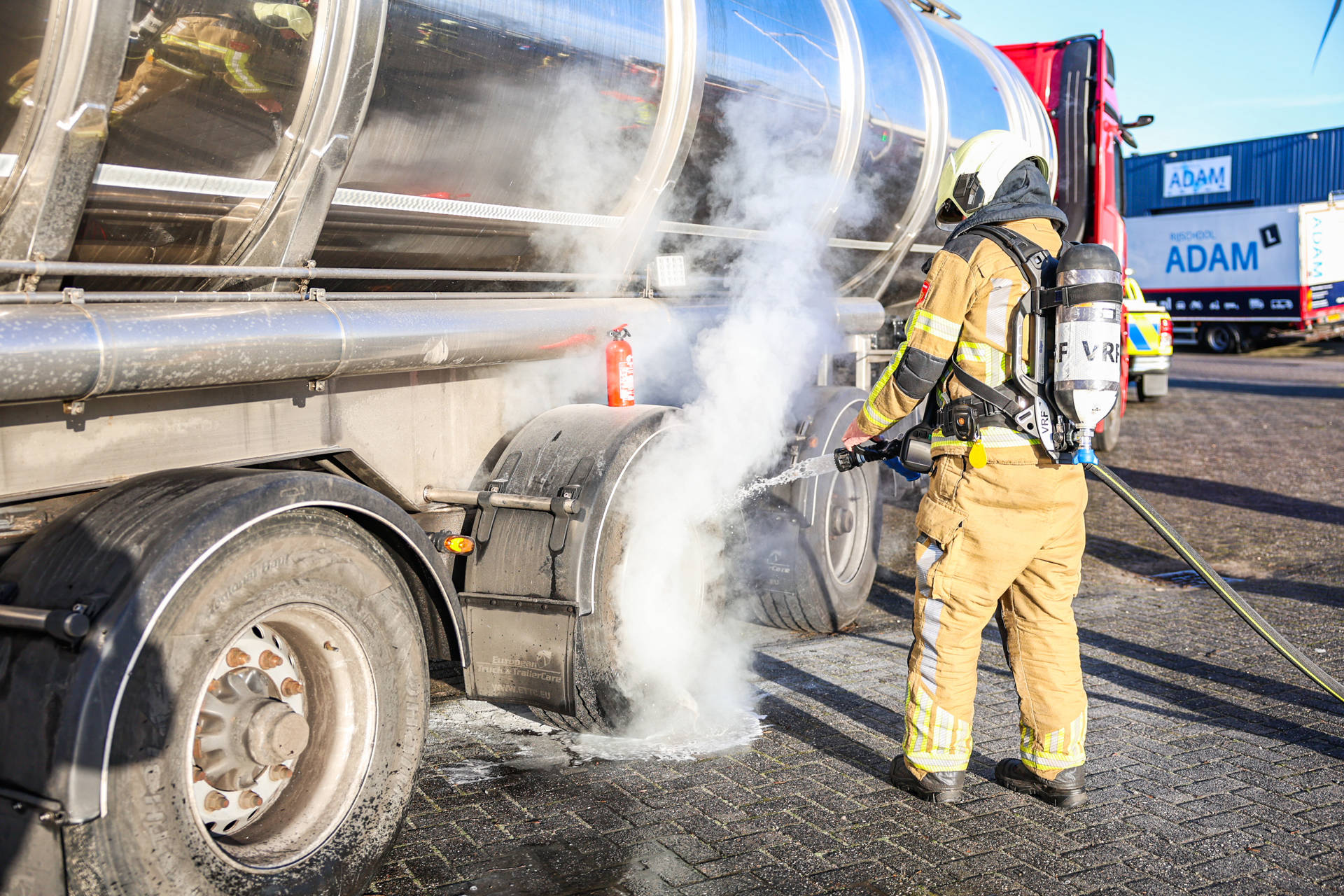 Brandweer koelt vastgelopen remmen van vrachtwagen op snelweg