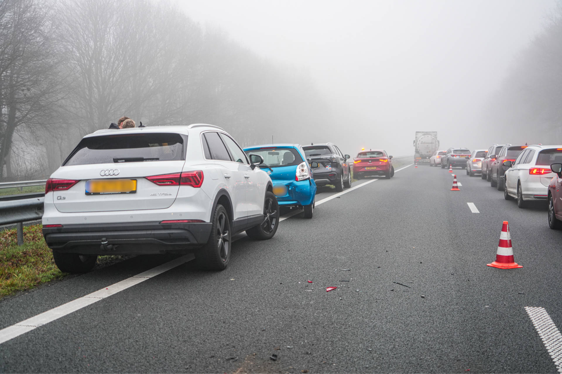Kettingbotsing door dichte mist, drie auto’s betrokken